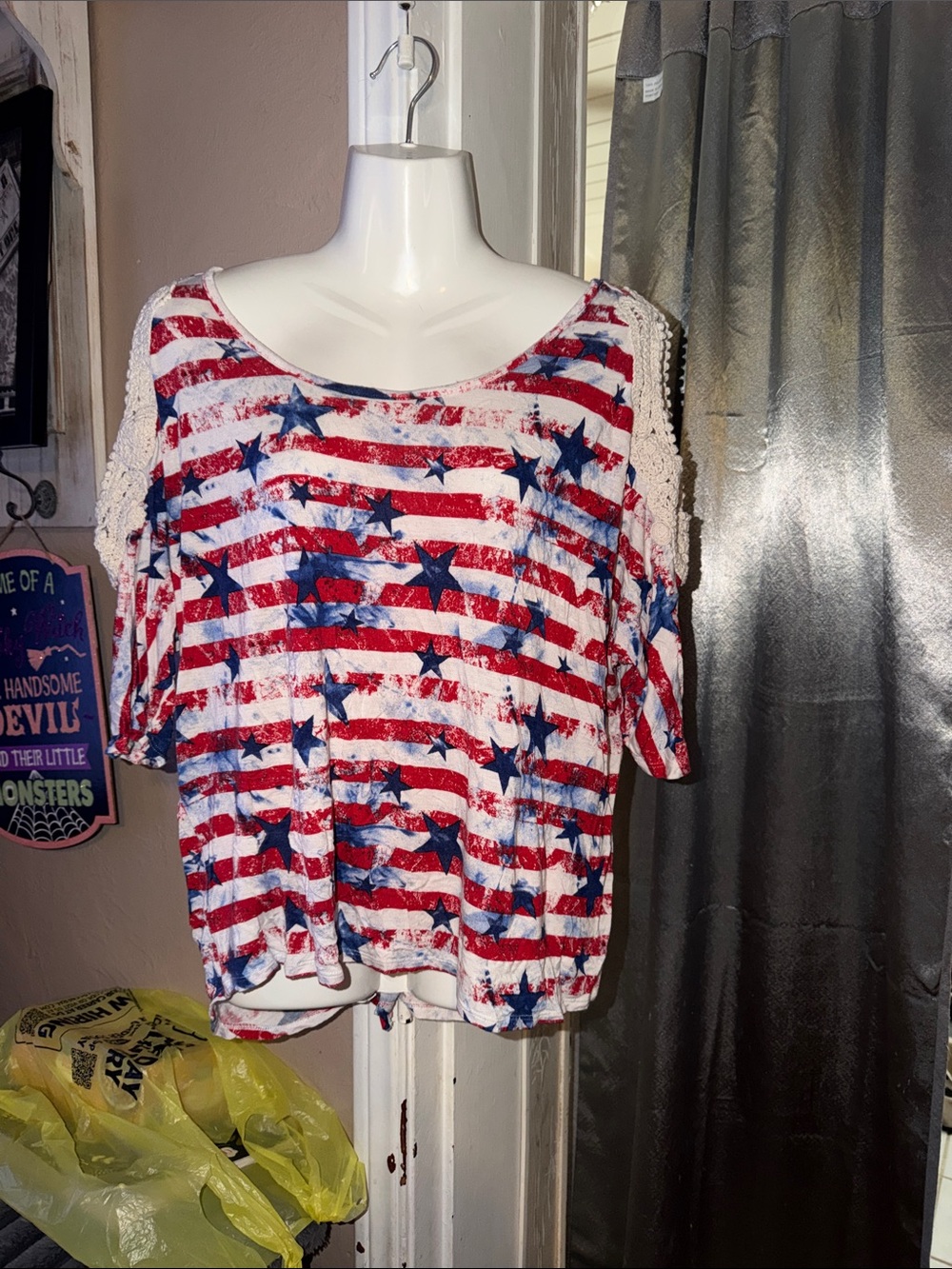 Women’s Red White Blue Star-Striped Cold Shoulder Top Rue 21 size XL